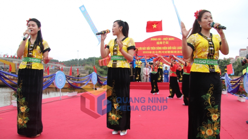 2023-12_Giao lưu hát đối trên sông biên giới Bắc Luân trong khuôn khổ Hội chợ Thương mại và Du lịch Quốc tế Việt - Trung năm 2023. Ảnh: Hải Ninh Trung tâm TTVH Móng Cái