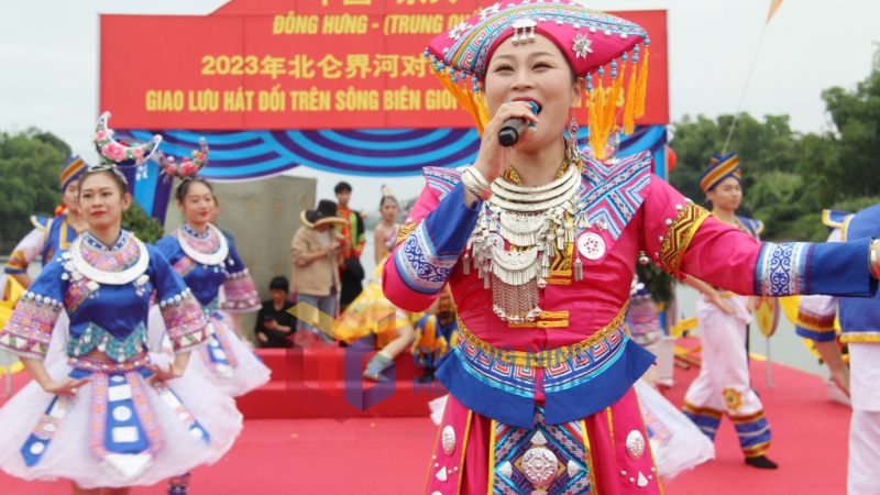 2023-12_Giao lưu hát đối trên sông biên giới Bắc Luân trong khuôn khổ Hội chợ Thương mại và Du lịch Quốc tế Việt - Trung năm 2023. Ảnh: Hải Ninh Trung tâm TTVH Móng Cái