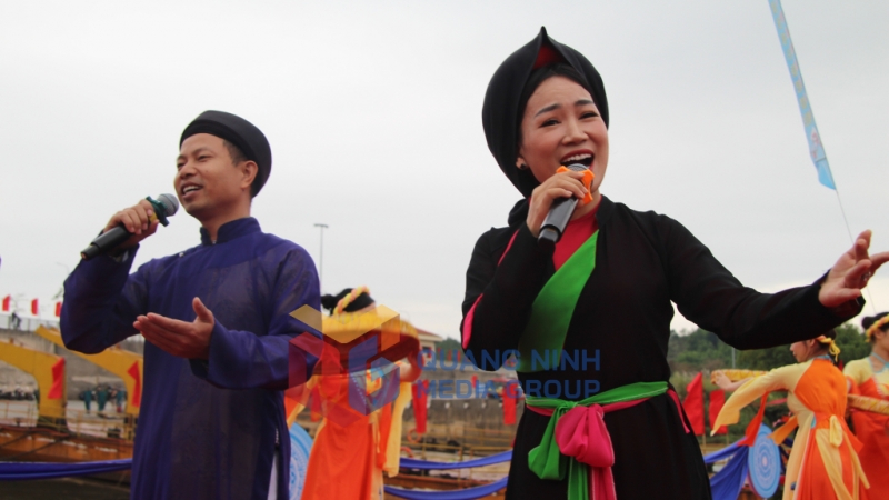 2023-12_Giao lưu hát đối trên sông biên giới Bắc Luân trong khuôn khổ Hội chợ Thương mại và Du lịch Quốc tế Việt - Trung năm 2023. Ảnh: Hải Ninh Trung tâm TTVH Móng Cái