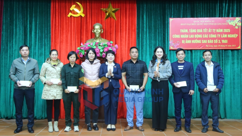 2023-12_Phó Trưởng Đoàn ĐBQH tỉnh Nguyễn Thị Thu Hà tặng quà Tết tặng quà Tết cho người lao động các công ty lâm nghiệp bị ảnh hưởng bởi bão số 3 (Yagi). Ảnh: Nguyễn Thanh