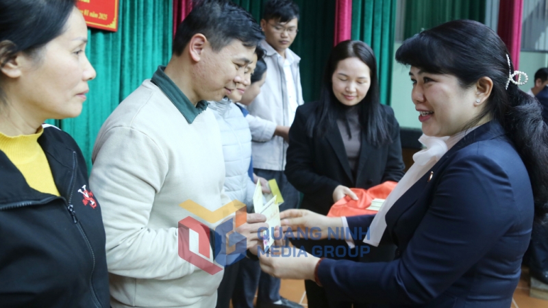 2023-12_Phó Trưởng Đoàn ĐBQH tỉnh Nguyễn Thị Thu Hà tặng quà Tết tặng quà Tết cho người lao động các công ty lâm nghiệp bị ảnh hưởng bởi bão số 3 (Yagi). Ảnh: Nguyễn Thanh