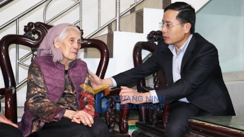 Đồng chí Phạm Đức Ấn, Phó Bí thư Tỉnh ủy, Chủ tịch UBND tỉnh thăm hỏi, động viên bà Tô Thị Đỗ, Mẹ liệt sỹ Phùng Quang Hoàng ở phường Trần Phú, TP Móng Cái (1-2025). Ảnh: Minh Đức