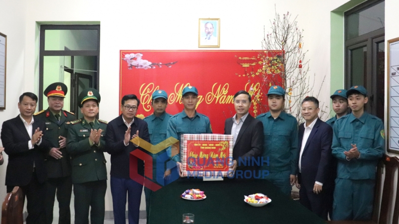 Đồng chí Phạm Đức Ấn, Phó Bí thư Tỉnh ủy, Chủ tịch UBND tỉnh thăm, tặng quà chốt dân quân thường trực chiến đấu nơi biên giới, phường Trà Cổ, TP Móng Cái (1-2025). Ảnh: Minh Đức