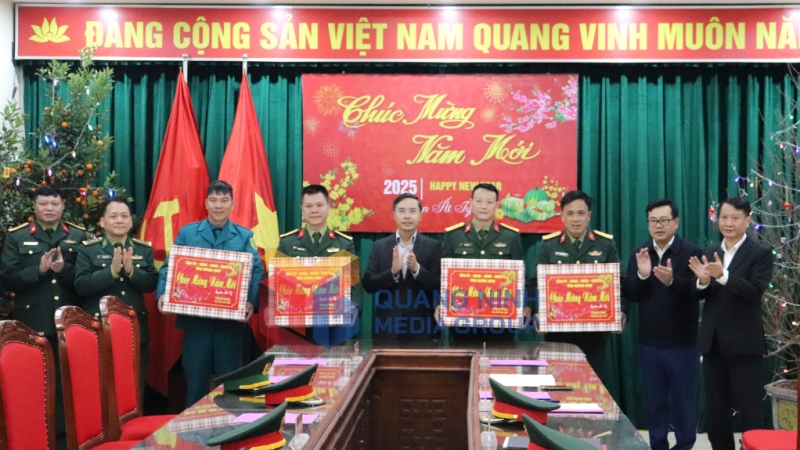 ...và tặng quà Tết cán bộ, chiến sỹ thuộc các đơn vị lực lượng vũ trang trên địa bàn thành phố Móng Cái