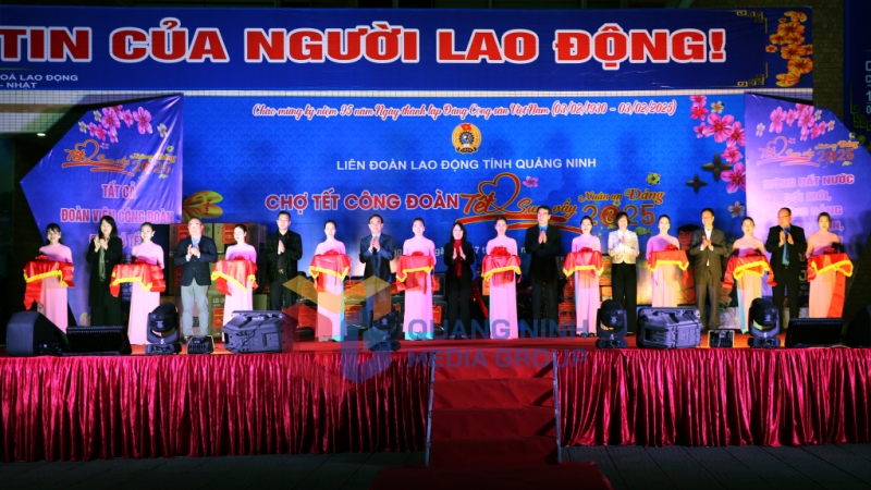 2025-01_Chợ Tết công đoàn - Tết Sum vầy năm 2025 - cắt băng khai mạc chương trình. Ảnh: Minh Đức