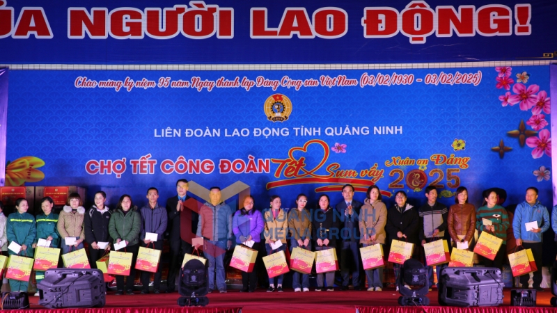 2025-01_Chợ Tết công đoàn - Tết Sum vầy năm 2025 - Tổng LĐLĐ Việt Nam và LĐLĐ tỉnh tặng quà cho người lao động có hoàn cảnh khó khăn. Ảnh: Minh Đức