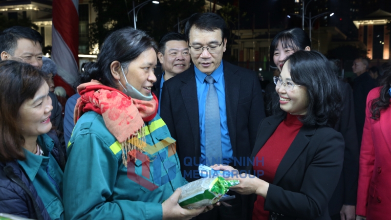 2025-01_Chợ Tết công đoàn - Tết Sum vầy năm 2025 - Phó Bí thư Thường trực Tỉnh ủy Trịnh Thị Minh Thanh, thăm các gian hàng và trò chuyện, chúc người lao động sẽ có một năm mới 2025 hạnh phúc và đủ đầy. Ảnh: Minh Đức