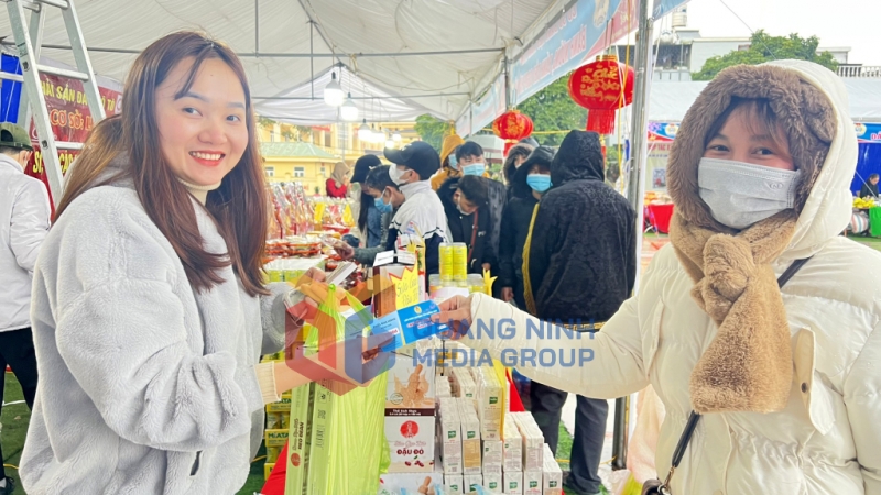2025-01_Chợ Tết Công đoàn 2024 - Phiếu mua hàng phát cho CNLĐ khó khăn và sử dụng mua các sản phẩm tại hội chợ. Ảnh: Thanh Hằng