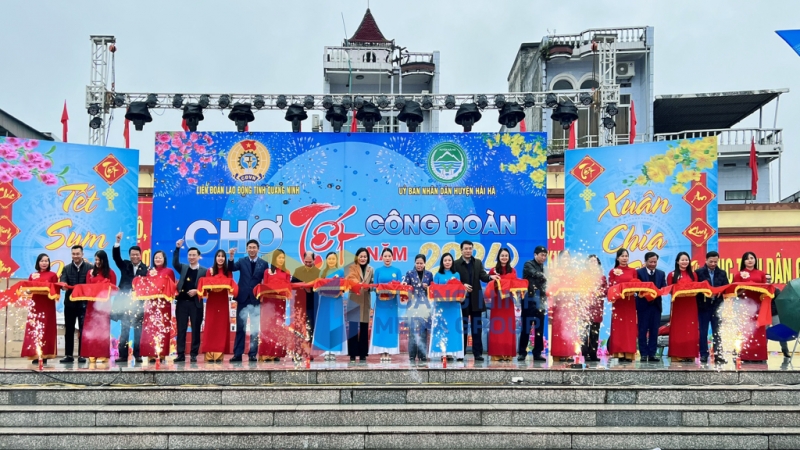 2025-01_Chợ Tết Công đoàn 2024 - Các đại biểu cắt băng khánh thành khai trương. Ảnh: Thanh Hằng