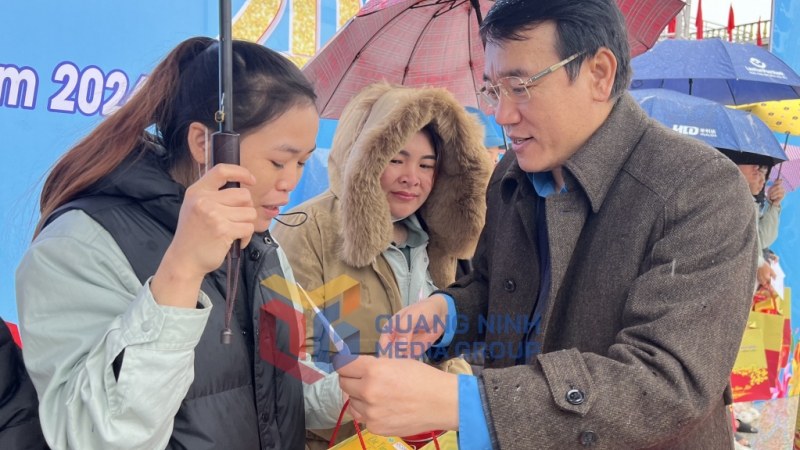 2025-01_Chợ Tết Công đoàn 2024 - Đồng chí Tô Xuân Thao, Chủ tịch LĐLĐ tỉnh Quảng Ninh tặng quà Tết cho CNLĐ. Ảnh: Thanh Hằng