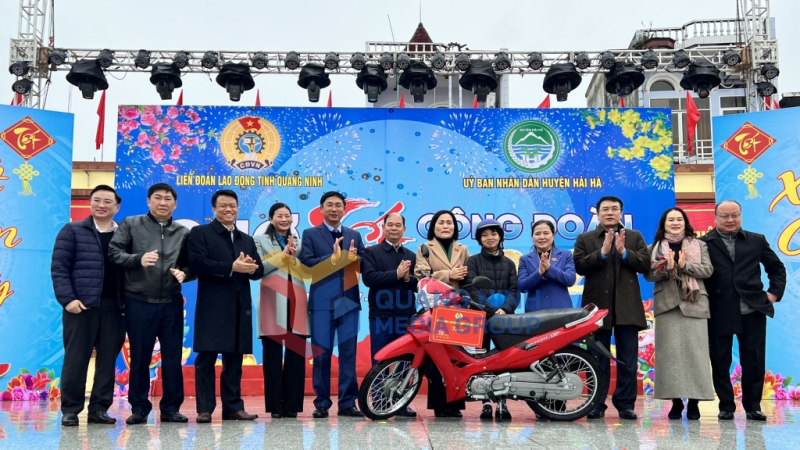 2025-01_Chợ Tết Công đoàn 2024 - tặng xe máy trong trò chơi bốc thăm trúng thưởng cho CNLĐ. Ảnh: Thanh Hằng