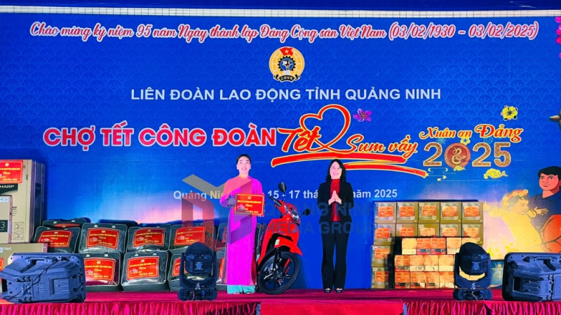 2025-01_Chợ Tết công đoàn - Tết Sum vầy năm 2025 - Chị Vũ Thị Trang, trường Mầm non Hạ Long may mắn trúng thưởng được chiếc xe máy. Ảnh: Thanh Hằng