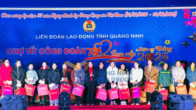 2025-01_Chợ Tết công đoàn - Tết Sum vầy năm 2025 - Phó Bí thư Tỉnh uỷ Trịnh Thị Minh Thanh tặng quà của tỉnh cho CNLĐ có hoàn cảnh khó khăn. Ảnh Thanh Hằng