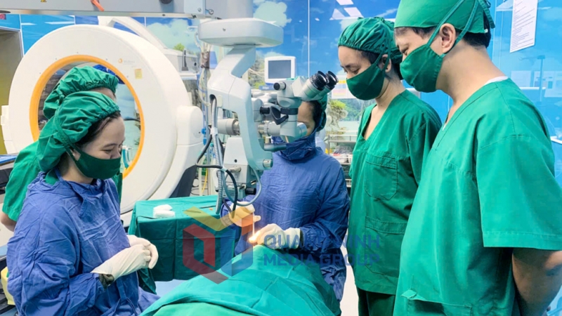 Phương pháp tiêm nội nhãn Ranibizumab với bệnh nhân bị bệnh phù hoàng điểm do đái tháo đường tại Bệnh viện Lão khoa - PHCN Quảng Ninh (1-2025). Ảnh: Hoài Minh