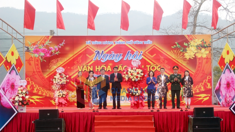 Đồng chí Trịnh Thị Minh Thanh, Phó Bí thư Thường trực Tỉnh ủy, Chủ tịch HĐND tỉnh, tặng hoa chúc mừng Ngày hội văn hóa các dân tộc xã Tràng Lương (2-2025). Ảnh: Mạnh Trường