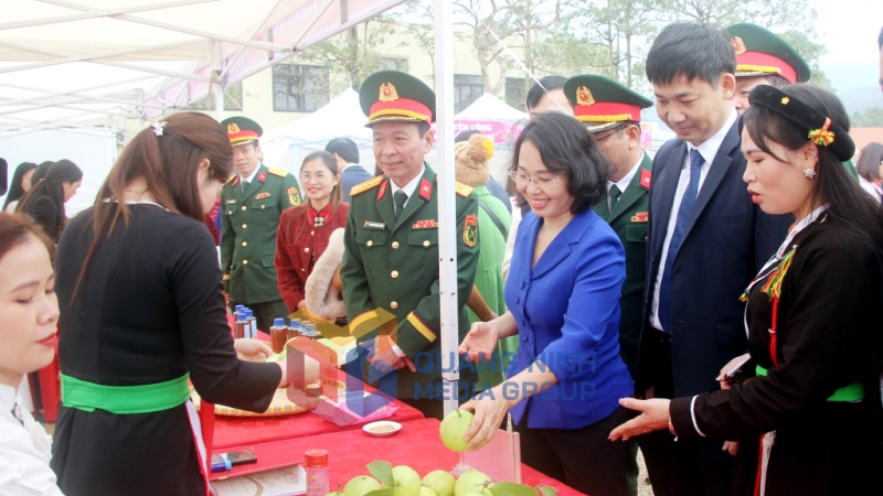 Đồng chí Trịnh Thị Minh Thanh, Phó Bí thư Thường trực Tỉnh ủy, Chủ tịch HĐND tỉnh, cùng các đại biểu tham quan các gian hàng bày bán các sản phẩm nông sản của người dân xã Tràng Lương (2-2025). Ảnh: Mạnh Trường