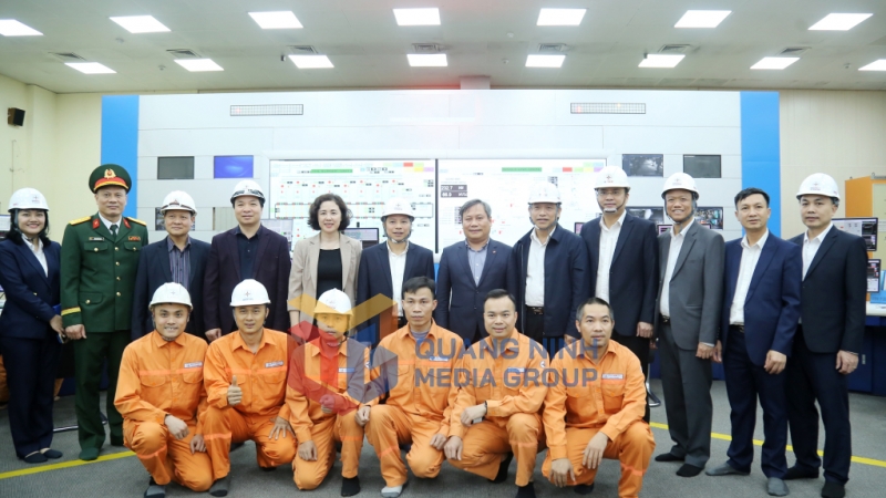 Đồng chí Bí thư Tỉnh ủy cùng đoàn công tác chụp ảnh lưu niệm với cán bộ, nhân viên Công ty (1-2025). Ảnh: Thu Chung