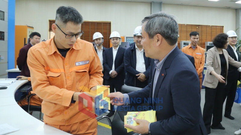 Đồng chí Bí thư Tỉnh ủy lì xì đầu năm mới cho cán bộ, nhân viên của Công ty (1-2025). Ảnh: Thu Chung