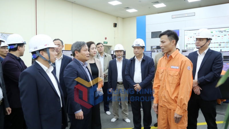 Đồng chí Bí thư Tỉnh ủy trò chuyện, động viên các cán bộ, nhân viên Công ty Cổ phần Nhiệt điện Quảng Ninh làm nhiệm vụ xuyên Tết (1-2025). Ảnh: Thu Chung