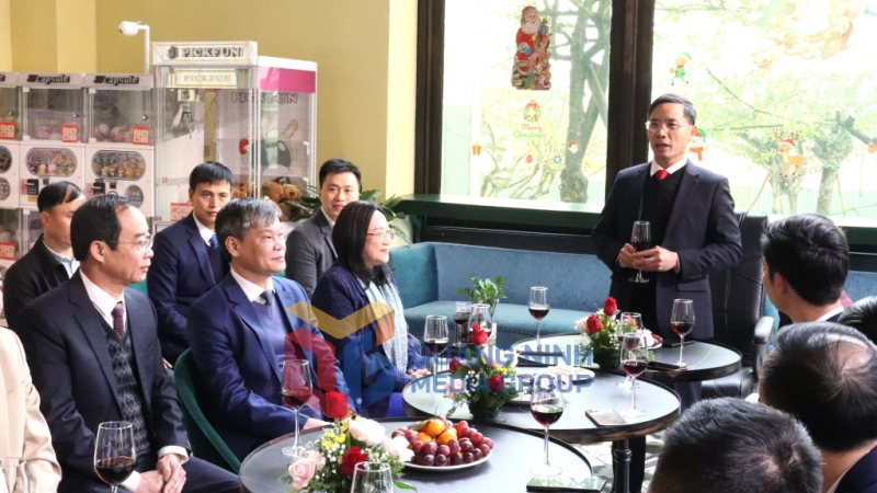 Chủ tịch UBND tỉnh Phạm Đức Ấn trò chuyện, chúc Tết lãnh đạo Cảng tàu khách quốc tế Hạ Long cùng các đơn vị trực Tết tại Cảng, các chủ tàu đón khách trong ngày đầu năm mới (1-2025). Ảnh: Hoàng Quỳnh