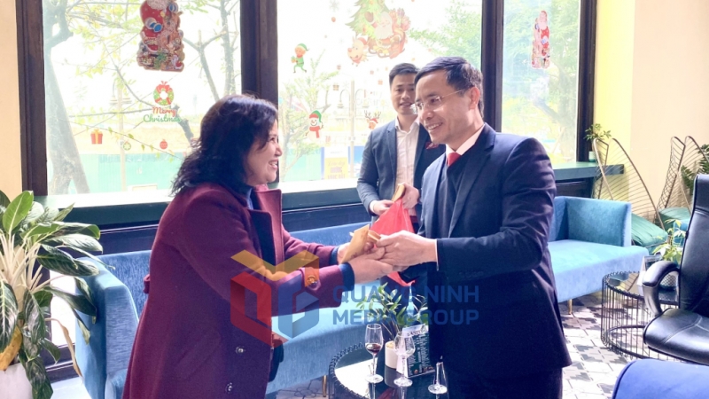 Chủ tịch UBND tỉnh tặng lì xì cho các chủ tàu tại Cảng tàu khách quốc tế Hạ Long (1-2025). Ảnh: Hoàng Quỳnh