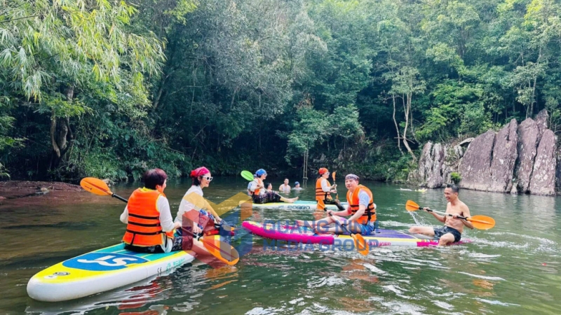 Du khách chèo thuyền kayak tại Kỳ Thượng Am Váp Farm (1-2025). Ảnh: Hùng Sơn