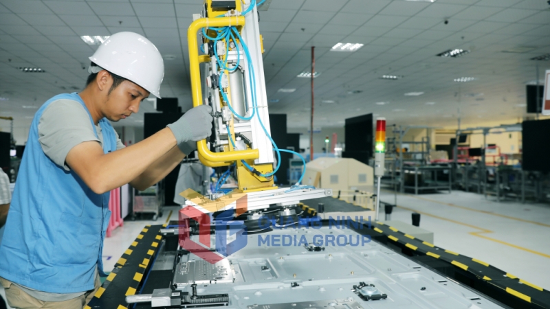 Lắp ráp màn hình tinh thể lỏng tại nhà máy của Tập đoàn Foxconn (KCN Đông Mai) (1-2025). Ảnh: Đỗ Phương