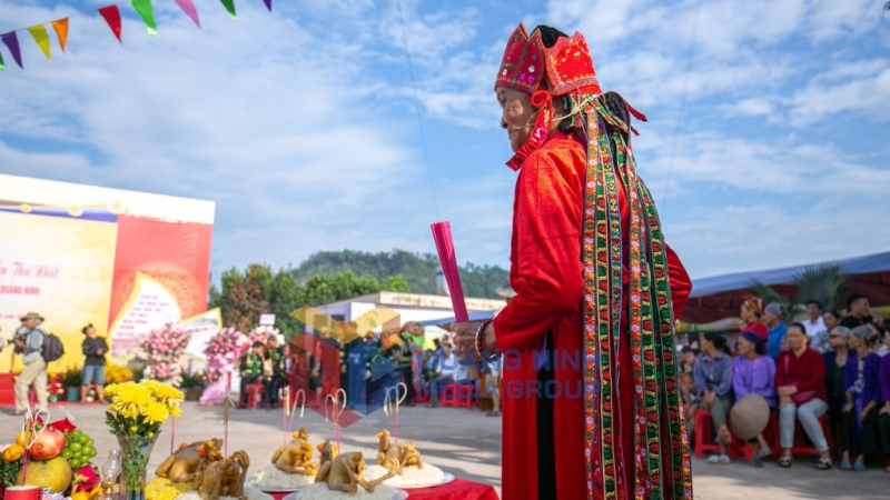 2025-01_Nghi lễ then giải hạn, cầu phúc của người Tày - Bà then chuẩn bị hành lễ. Ảnh: Huỳnh Đăng