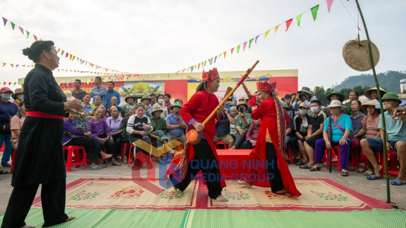 2025-01_Nghi lễ then giải hạn, cầu phúc của người Tày - Hát then đàn tính đi liền với nhiều vũ đạo riêng có của người Tày. Ảnh: Huỳnh Đăng