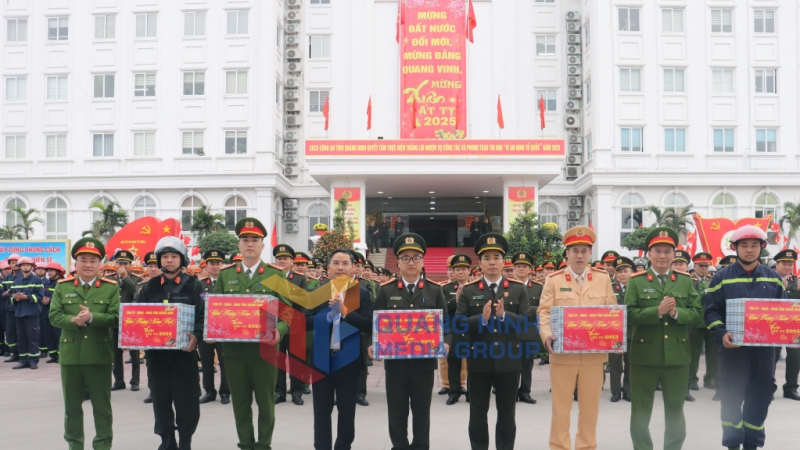 2025-01_Đồng chí Phạm Đức Ấn, Phó Bí thư Tỉnh ủy, Chủ tịch UBND tỉnh động viên, chúc Tết cán bộ, chiến sỹ Công an tỉnh. Ảnh: Lưu Linh