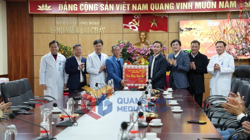 Đồng chí Phạm Đức Ấn, Phó Bí thư Tỉnh uỷ, Chủ tịch UBND tỉnh chúc Tết cán bộ, y, bác sĩ, nhân viên của Bệnh viện Bãi Cháy (1-2025). Ảnh: Trúc Linh