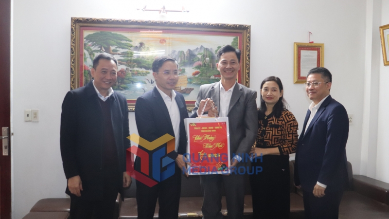 Đồng chí Chủ tịch UBND tỉnh chúc Tết Anh hùng Lao động Nguyễn Trọng Thái, thợ lò bậc 6/6, phường Hồng Hà, TP Hạ Long (1-2025). Ảnh: Trúc Linh