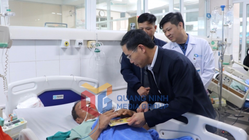 Đồng chí Chủ tịch UBND tỉnh thăm, động viên, chúc Tết bệnh nhân điều trị nội trú tại Bệnh viện Bãi Cháy (1-2025). Ảnh: Trúc Linh