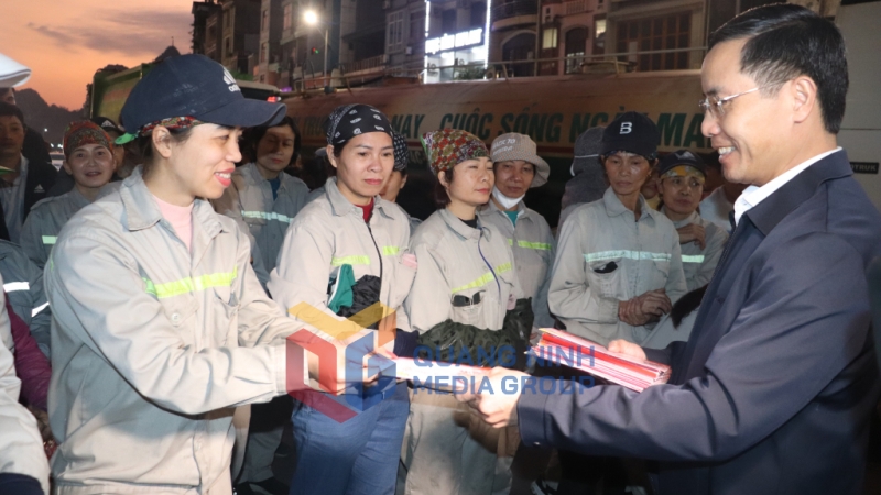 Đồng chí Chủ tịch UBND tỉnh lì xì chúc Tết các công nhân môi trường (1-2025). Ảnh: Trúc Linh