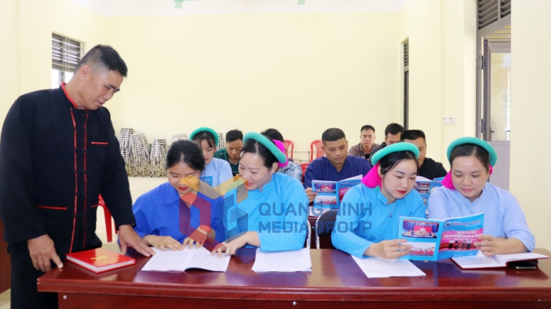 2024-12_Đảng viên thôn Lục Chắn nghiên cứu bản tin trong buổi sinh hoạt chi bộ thường kỳ. Ảnh: Lưu Linh
