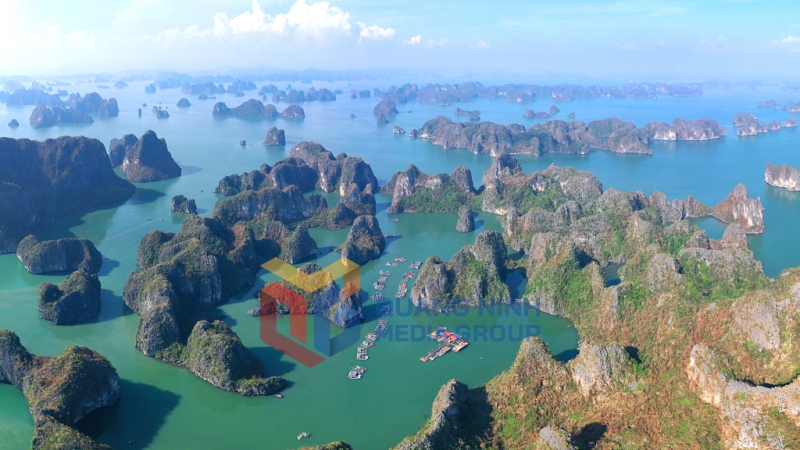 Hàng ngàn hòn đảo nhô lên từ mặt nước xanh ngọc (2-2025). Ảnh: Đỗ Giang