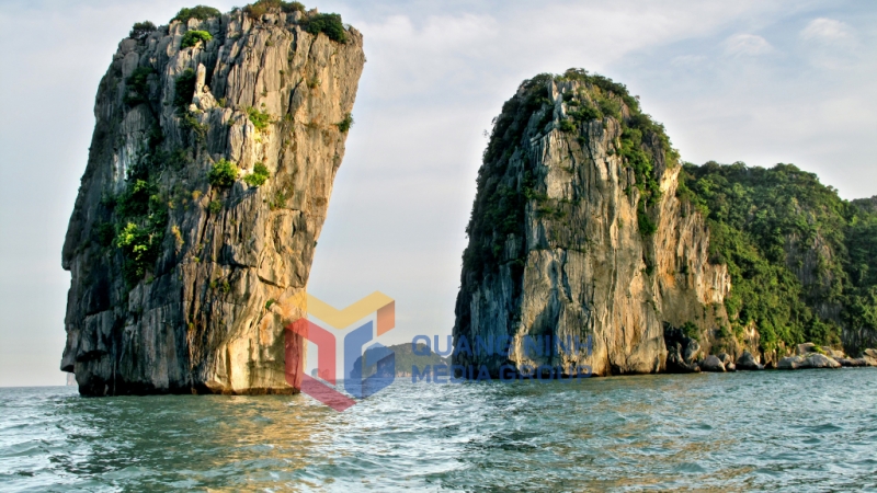 Núi đá cô đơn ngoài khơi xa. Ảnh: Đỗ Giang