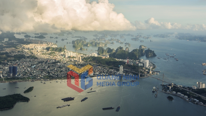 Thành phố Hạ Long bên bờ di sản (2-2025). Ảnh: Đỗ Giang