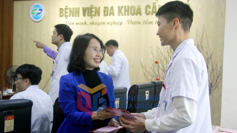 Đồng chí Trịnh Thị Minh Thanh, Phó Bí thư Thường trực Tỉnh uỷ, Chủ tịch HĐND tỉnh, lì xì chúc Tết các y, bác sĩ Bệnh viện Đa khoa Cẩm Phả (2-2025). Ảnh: Mạnh Trường