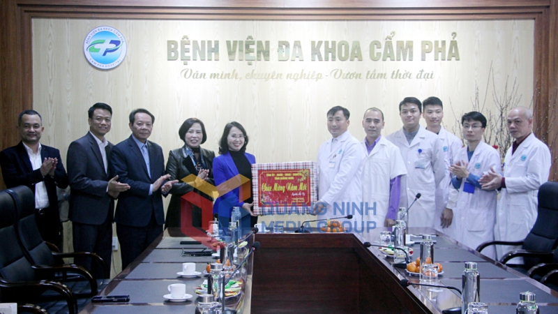 Đồng chí Trịnh Thị Minh Thanh, Phó Bí thư Thường trực Tỉnh uỷ, Chủ tịch HĐND tỉnh, tặng quà chúc Tết cán bộ, y, bác sĩ Bệnh viện Đa khoa Cẩm Phả (2-2025). Ảnh: Mạnh Trường
