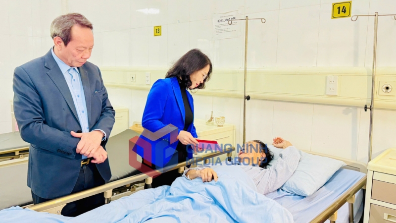 Đồng chí Trịnh Thị Minh Thanh, Phó Bí thư Thường trực Tỉnh uỷ, Chủ tịch HĐND tỉnh, tặng quà, chúc Tết bệnh nhân đang được điều trị tại Bệnh viện Đa khoa Cẩm Phả (2-2025). Ảnh: Mạnh Trường