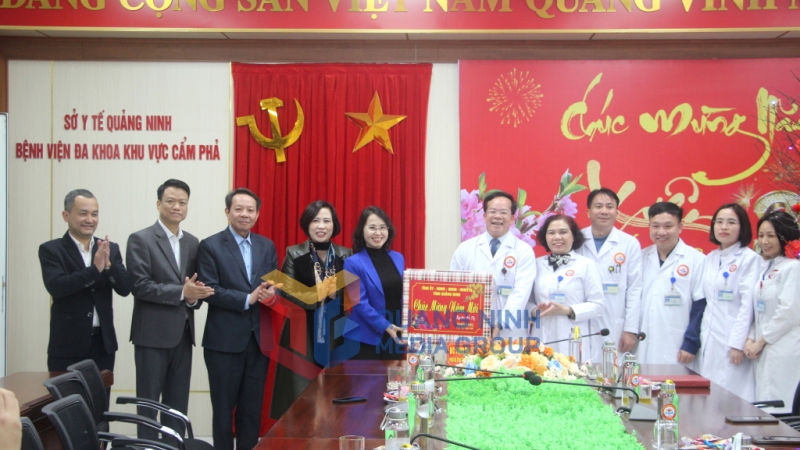 Đồng chí Trịnh Thị Minh Thanh, Phó Bí thư Thường trực Tỉnh uỷ, Chủ tịch HĐND tỉnh, tặng quà, chúc Tết cán bộ, y, bác sĩ Bệnh viện Đa khoa Khu vực Cẩm Phả (2-2025). Ảnh: Mạnh Trường