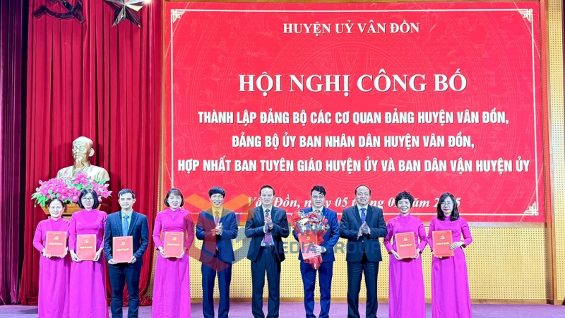 Các đồng chí lãnh đạo huyện Vân Đồn, trao quyết định hợp nhất Ban Tuyên giáo và Ban Dân vận Huyện ủy Vân Đồn (2-2025). Ảnh: Mạnh Trường