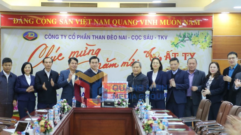 Đồng chí Bí thư Tỉnh ủy tặng quà cho đội ngũ cán bộ của Công ty CP Than Đèo Nai - Cọc Sáu (1-2025). Ảnh: Thu Chung