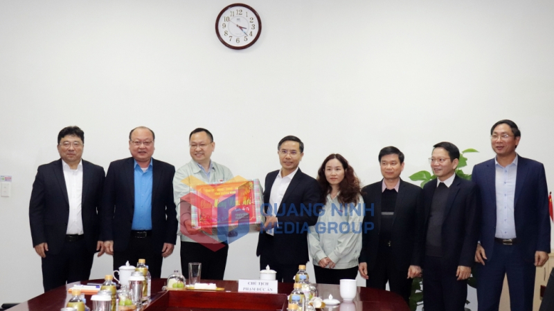 Đồng chí Phạm Đức Ấn, Chủ tịch UBND tỉnh chúc Tết động viên cán bộ, công nhân Công ty TNHH Hoa Lợi Đạt trong ngày khai xuân năm mới của đơn vị (1-2025). Ảnh: Trúc Linh