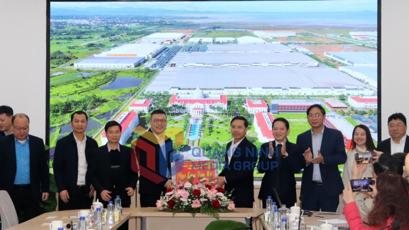 Đồng chí Chủ tịch UBND tỉnh chúc Tết động viên cán bộ, công nhân, người lao động Công ty TNHH KCN Texhong Việt Nam (1-2025). Ảnh: Trúc Linh