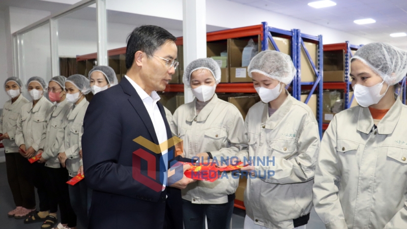 Đồng chí Chủ tịch UBND tỉnh lì xì và gửi lời chúc Tết đến toàn thể đội ngũ công nhân, người lao động của Công ty TNHH Đại Đông (1-2025). Ảnh: Trúc Linh