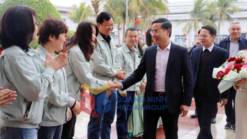 Đồng chí Phạm Đức Ấn, Chủ tịch UBND tỉnh đã đến thăm cán bộ, người lao động Công ty TNHH Hoa Lợi Đạt đầu xuân năm mới (1-2025). Ảnh: Trúc Linh