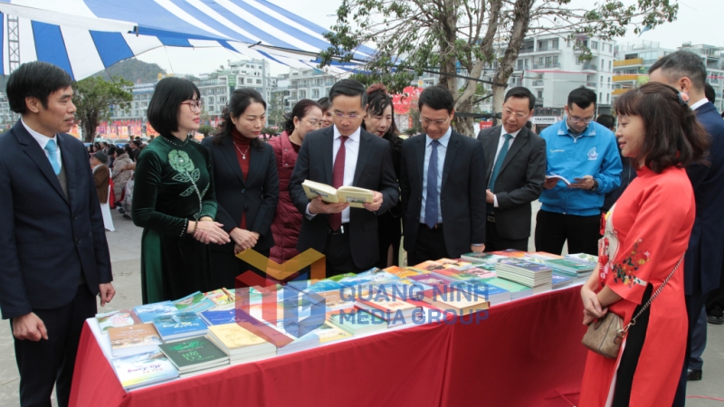 Đồng chí Phạm Đức Ấn, Chủ tịch UBND tỉnh, tham quan không gian trưng bày các tác phẩm văn học nghệ thuật (2-2025). Ảnh: Đỗ Phương