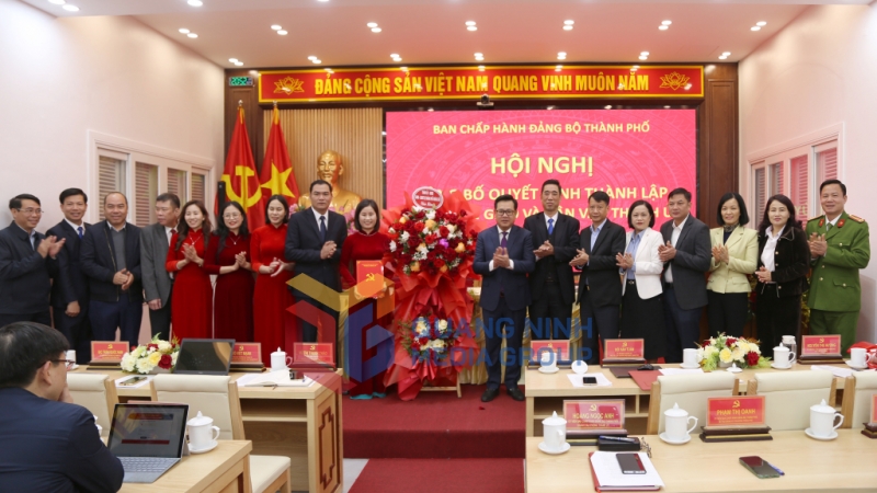 2025-02_Lãnh đạo Thành uỷ Móng Cái trao Quyết định thành lập và tặng hoa chúc mừng Ban Tuyên giáo và Dân vận Thành uỷ. Ảnh: Hữu Việt.